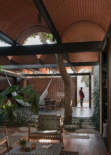 Equipo de Arquitectura: Intermediate House, Asunción
