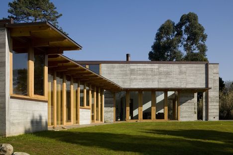 Castanheira: a house of cement and wood
