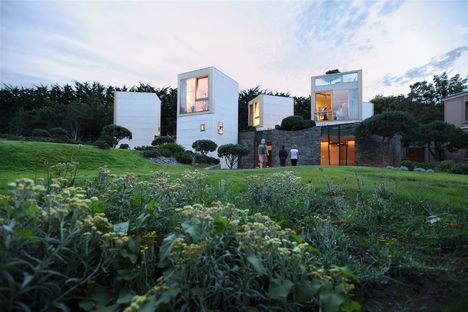 Pottgiesser: Maison L, living units surrounded by greenery
