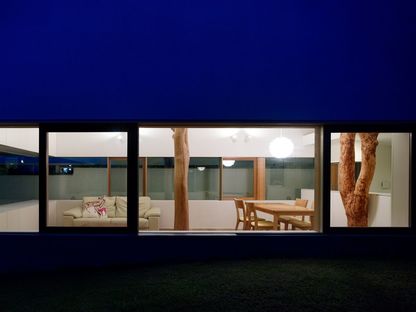Ogawa: nature and architecture in the house with trees in Kagawa
