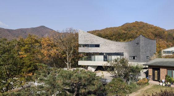 Joho Architecture: house with curved roof in Korea
