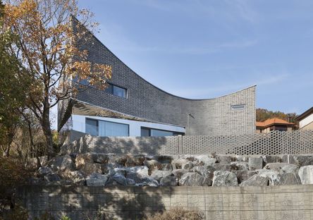 Joho Architecture: house with curved roof in Korea
