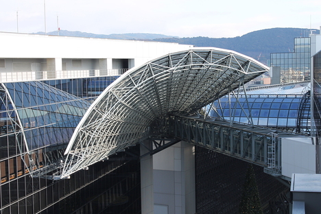 Japanese railway stations: architecture and high speed.
