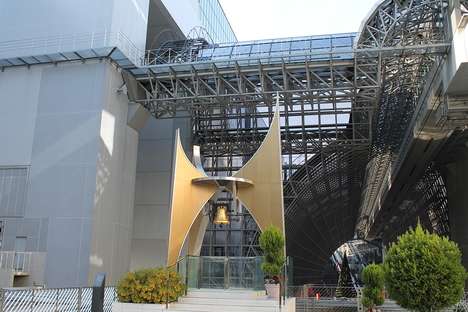 Japanese railway stations: architecture and high speed.
