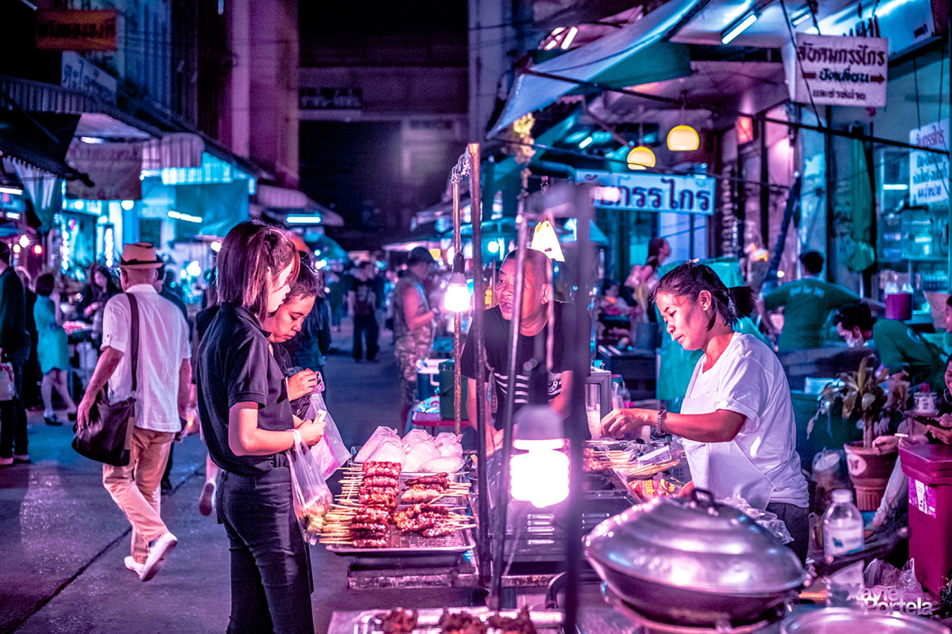 Бангкок люди. Ночной Бангкок. Бангкок улица неон. Город Бангкок Таиланд ночная жизнь. Бангкок улицы 2023.