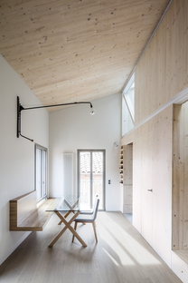 Sau Taller d'Arquitectura redesigns an attic apartment