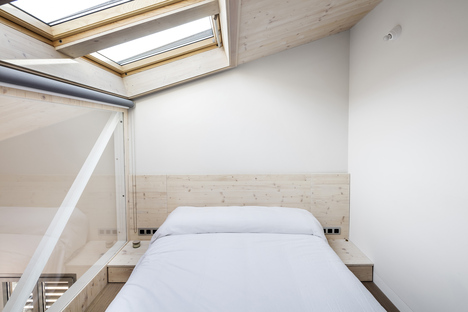Sau Taller d'Arquitectura redesigns an attic apartment