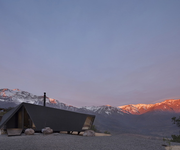 A mountain refuge in the Andes by IA Architects