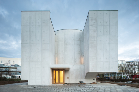Álvaro Siza, a white concrete church in Brittany