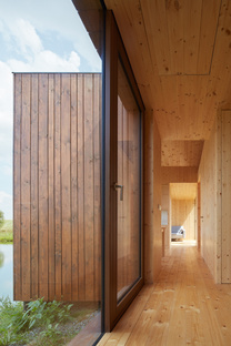A cottage on the edge of a pond, Atelier 111 architects
