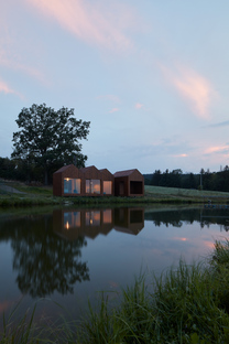A cottage on the edge of a pond, Atelier 111 architects