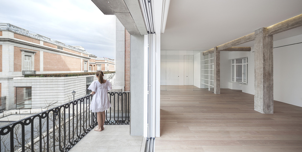 A house between a museum and a kitchen by Jesús Aparicio