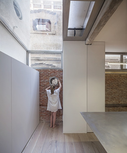 A house between a museum and a kitchen by Jesús Aparicio