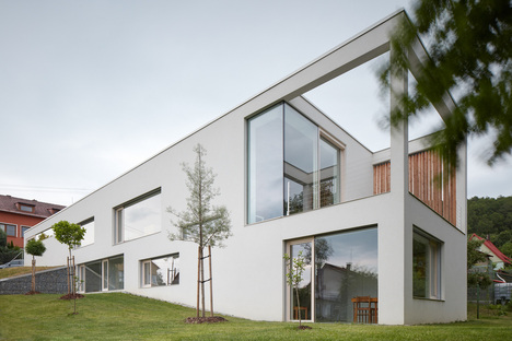 A house on a hill for three generations, Masparti Architects