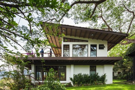 Mirasol House by JiA-Jose Isturaín Arquitectura, a renovation in Panama