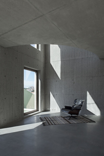 Leopold Banchini Architects with Daniel Zamarbide Casa do Monte in Lisbon