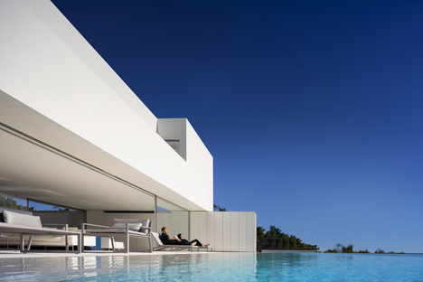 House over the Horizon by Fran Silvestre Arquitectos