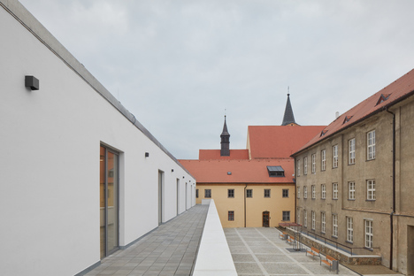 Extension of a high school in a historical context