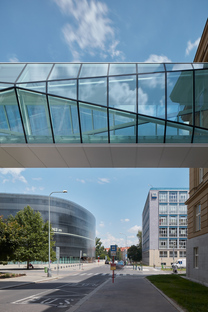 Contemporary connections, two glass walkways in Prague by OV-A
