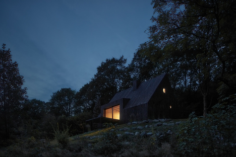Mjölk Architects’ Cottage Pod Bukovou 
