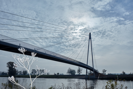 A hi-tech footbridge over the Moldau
