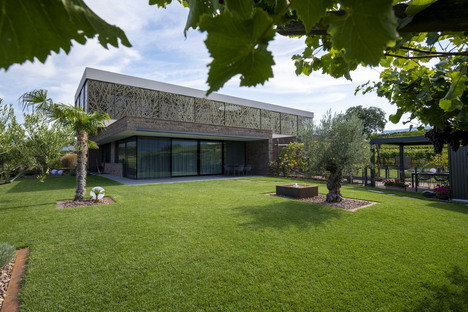 monovolume architecture+design’s P2 House as an integral part of the landscape 