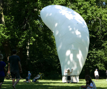 FRIEND, an inflatable sculpture by Simon Hjermind Jensen
