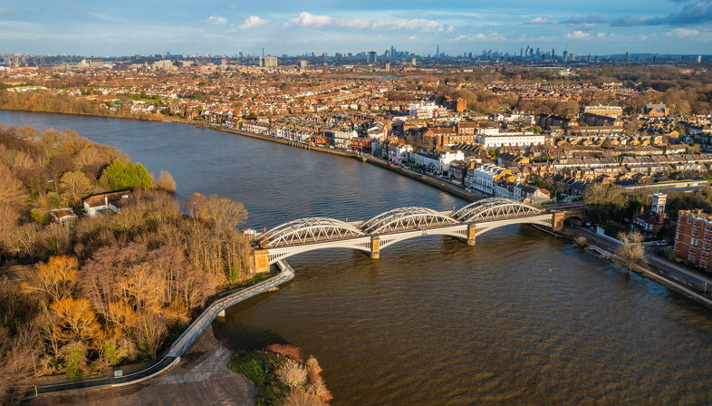 Creating new relationships with context: a pedestrian bridge over the Thames 
