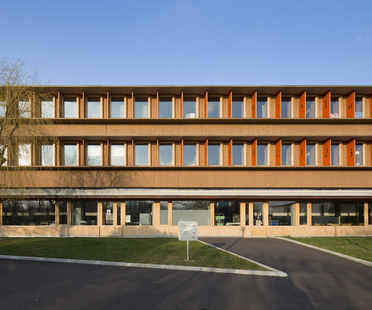 Refurbished school: more sustainable and more attractive too. Lem+ architectes.
