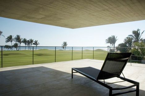 A beach house. La Caracola by Paul Cremoux studio.
