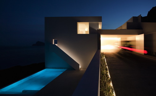 House with sea views by Fran Silvestre Architects.
