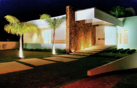 A contemporary Brazilian house photographed by Ricardo Braescher.
