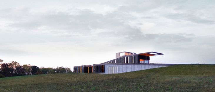 Fitting into the landscape. Award-winning house by Johnsen Schmaling Architects.
