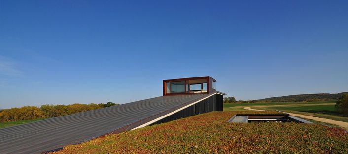 Fitting into the landscape. Award-winning house by Johnsen Schmaling Architects.
