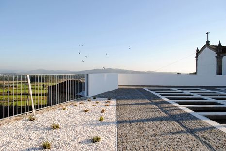 Extension of a cemetery by Raulino Silva Arquitecto
