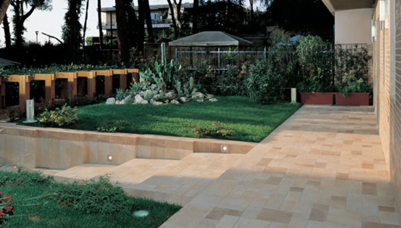 Outdoor pavements: thin tiles for laying over existing surfaces
