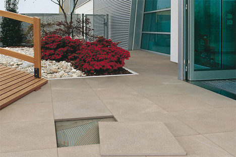 Outdoor pavements: thin tiles for laying over existing surfaces
