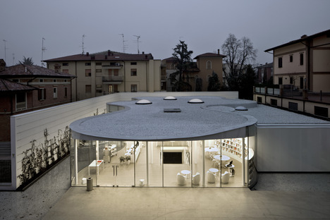 Hot curved double-glazing for Maranello Library designed by Andrea Maffei Associati

