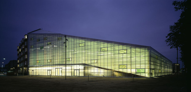 Sports centre with polycarbonate roof, by Dorte Mandrup

