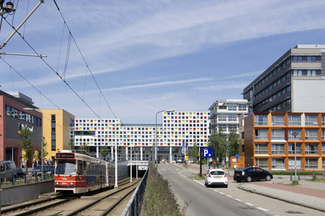 A façade made with coloured, prefabricated panels for the ROC, by LIAG Architects