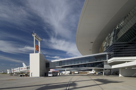 The roofing of Viñoly's Carrasco International Airport in Montevideo
