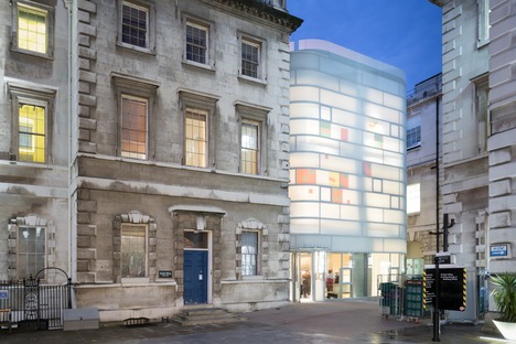 Steven Holl’s Maggie’s Centre Barts is made of concrete, glass and bamboo
