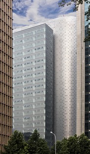 Air China Tower with aluminium cladding by AREP and IPPR
