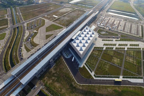 High-speed railway station with hollow pillars in Changhua by Kris Yao | ARTECH