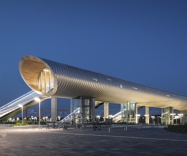 KØGE Nord Station is a steel tunnel covered with aluminium and timber 
