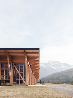 Congress centre in Agordo with a glulam frame and cross-bracing elements
