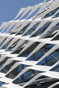 Fixed aluminium sunbreak for Behnisch Architekten’s AGORA 

