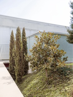 A prefabricated concrete garden centre by Studio Bressan
