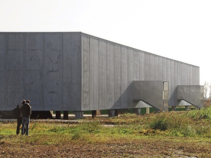 A prefabricated concrete garden centre by Studio Bressan
