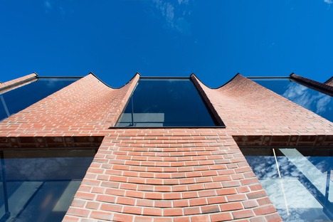 Reinforced curved brick façade 
